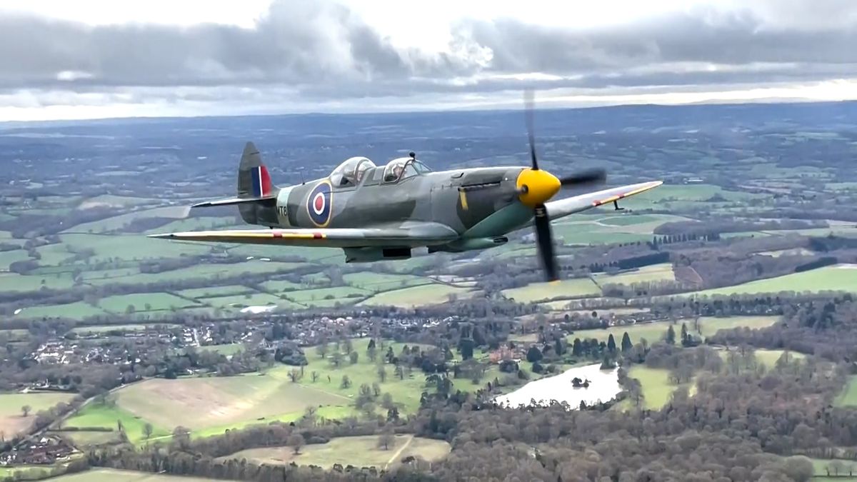 Bývalý pilot RAF ve 102 letech poprvé pilotoval spitfire